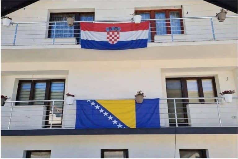 na kuci porodice jerkovic u dabrosinu kod gornjeg vakufa-uskoplja postavljene zastave bih i hrvatske cime su oni pokazalai da podjednako bodre obje selekcije