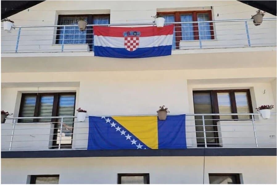na kuci porodice jerkovic u dabrosinu kod gornjeg vakufa-uskoplja postavljene zastave bih i hrvatske cime su oni pokazalai da podjednako bodre obje selekcije