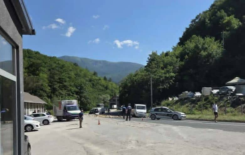 u teskoj saobracajnoj nesreci u kojoj su se sudarili dva kombija i kamion kod hadzica povrijedjene sdvije osobe