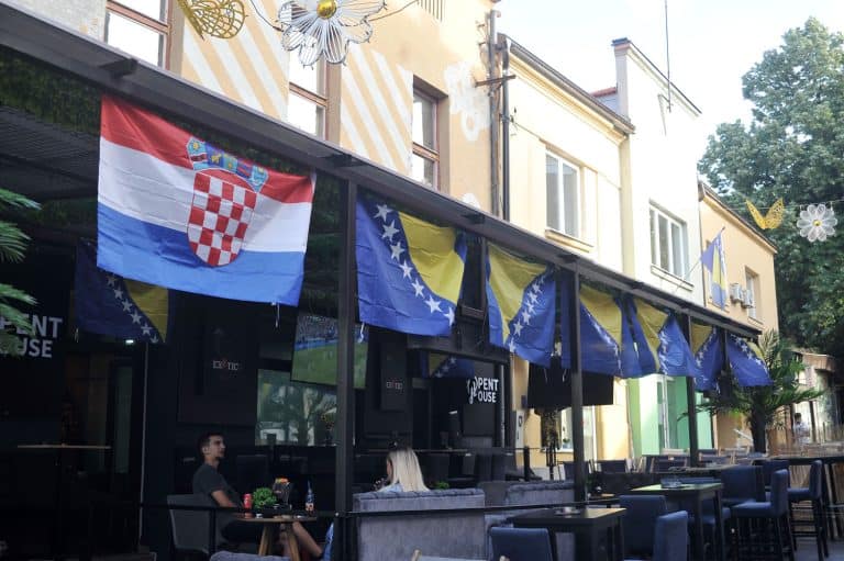 tuzlaci su ovih dana uz zmajeve ali pred utakmicu vatrenih sa engleskom pokazuju i posdrsku prema selekciji hrvatske