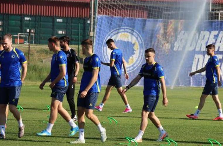fudbalska reprezentacija bih danas ce odrzati trening na grbavici pred navijacima bih koji ce ih tako ispratiti na sp u ameriku- Foto: Vijesti.ba)