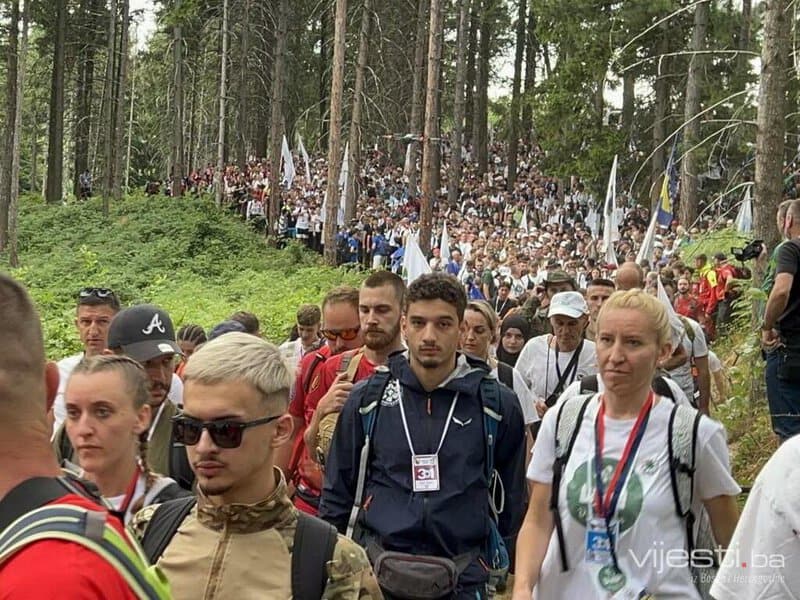 jutros je iz nezuka ka memorijalnom centru srebrenica - potocari krenuo mars mira