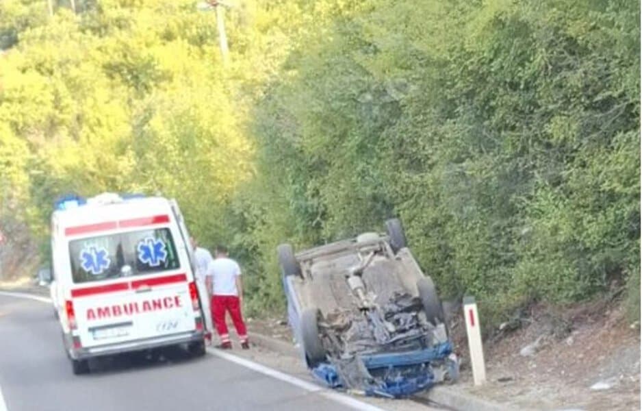 u salakovcu je doslo do saobracajne nesrece kada je vozac izgubio kontrolu i auotomobil zavrsio na krovu