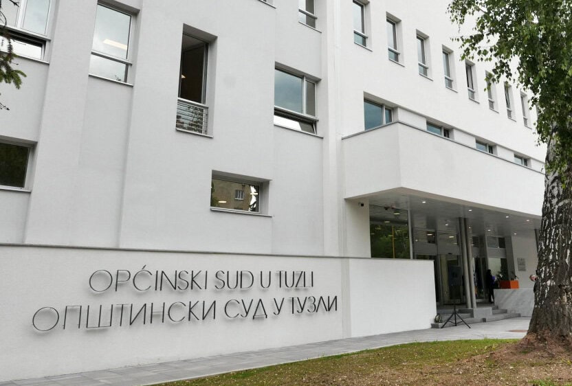 opcinski sud u tuzli odredio je jednomjesecni pritvor dusanu lazicu iz ugljevika oszumnjicenom za psihicko nasilje i spolno uznemiravanje dviju tuzlanki