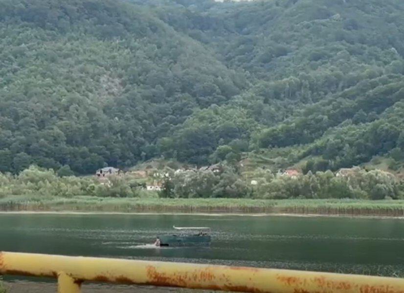 sankcionisan muskarac koji je sa splava u zvornickom jezeru pusato pjesnmu dabog da se srebrenica ponovila na dan godisnjice genocida