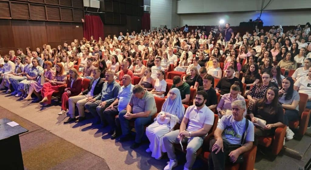 Vlada tk danas je u tuzli urucila stipendije za 854 uceniuka i studenta iz reda branilacke populacije