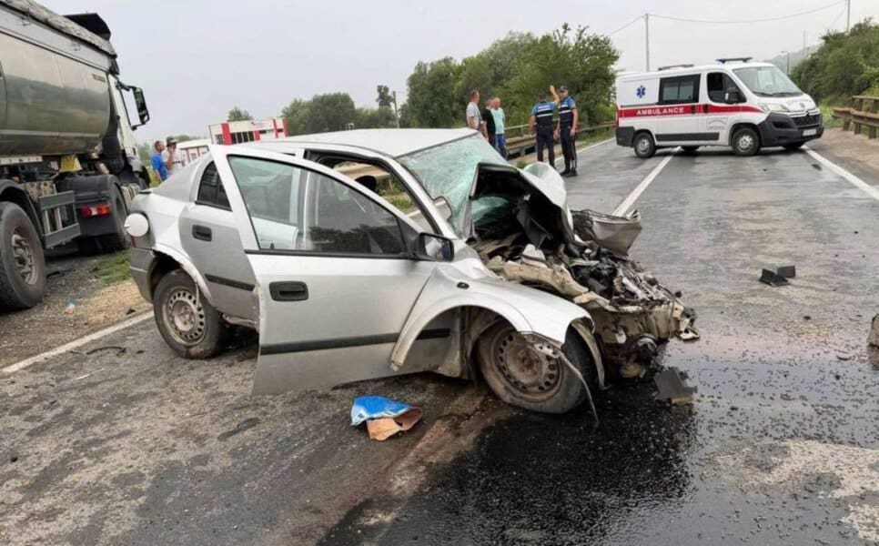 teska saobracajna nesreca dogodila se kod gracanice doslo do sudara teretnog i putnickog automobila