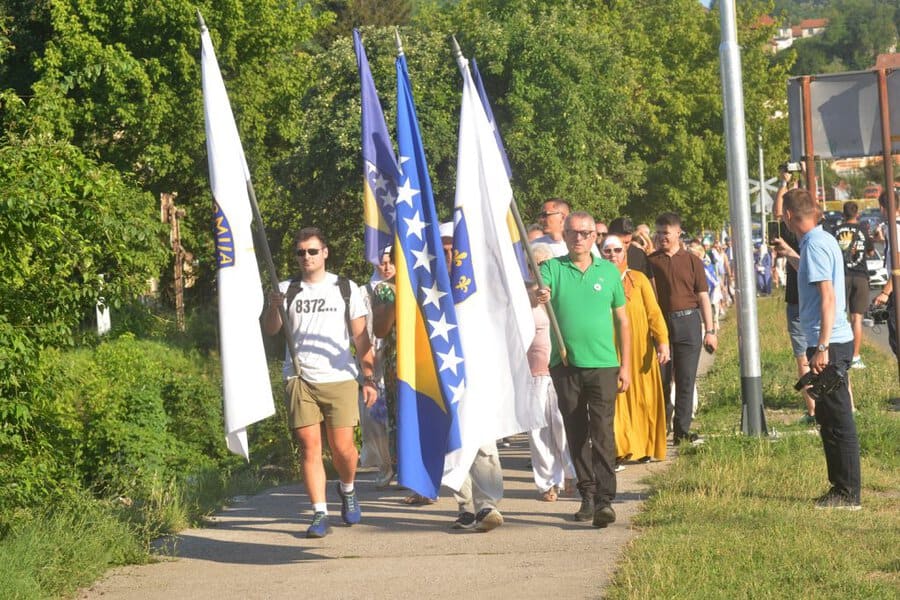 u tuzli odrzana 11 mirna setnja za srebrenicu