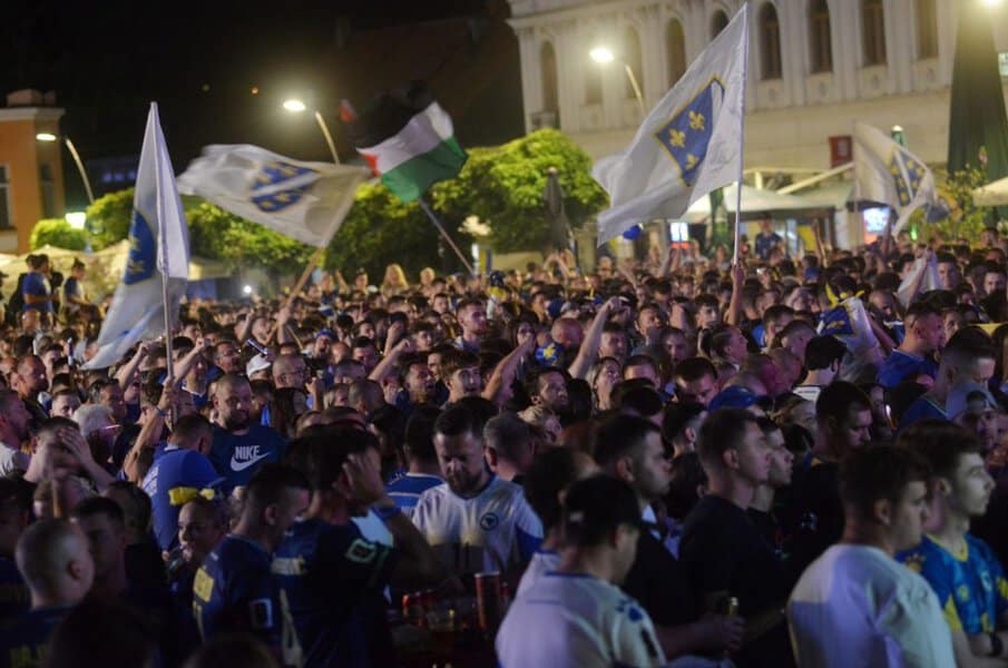 tuzlaci bodrili zmajeve protiv sad u utakmici sesnaestine finala sp prepun trg slobode zastave salovi i ostrali rekvoizitiu uz gromoglasnu podrsku