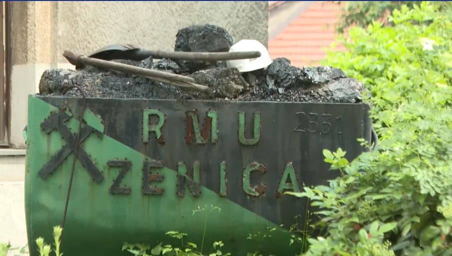 rudarima rmu zenica koji su sesti dan u jami raspotocje kako su najavili pridruzili su se cčlanovi sindikalnog odbora