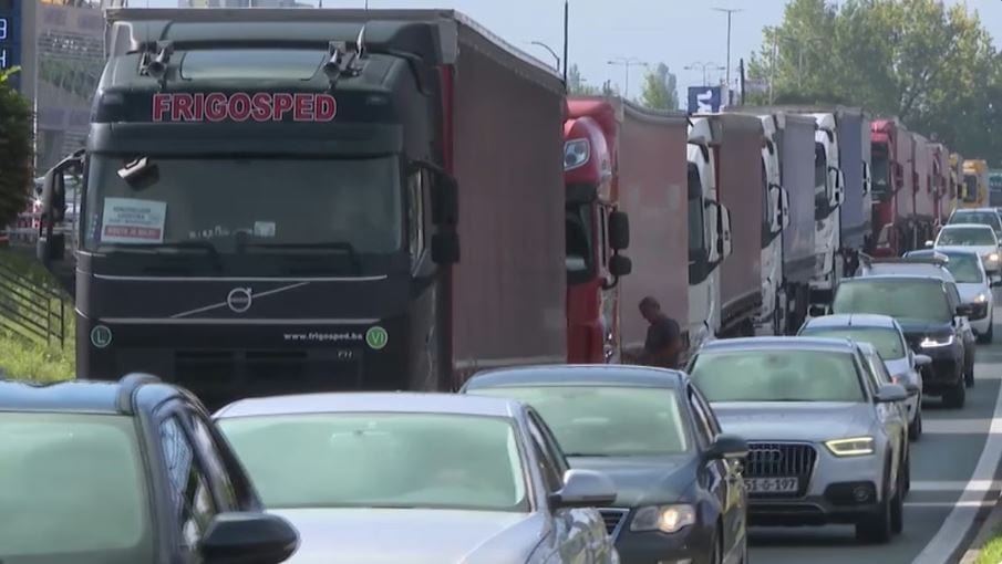na pojedinim gramicnim prelazima bih zabiljezene su duge kolone vozila i duza zadrzavanja