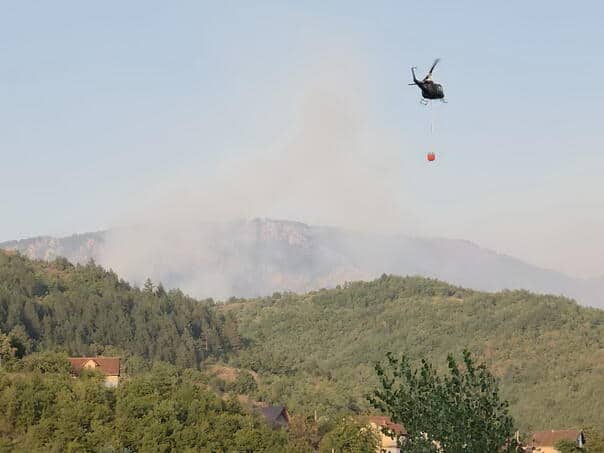 od ranih jutarnjih sati na gasejnju pozara kod konjica angazovan je i helikopter os bih