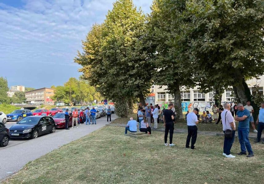 predsatvanici autoskola u tk protestovali su danas isperd ministarstva obrazovanjka i nauke