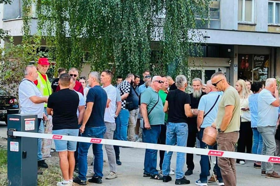 oko 50 instruktora voznje iz tk ponovo je danas protestovalo radi uvodjenja novog sistema u polaganje vozackih ispita ispred sjedista vlade tk