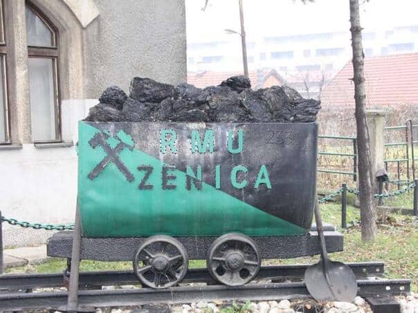 devet rudara rmu zenica i sestu noc proveli su u jami raspotocje plate im jos nisu isplacene