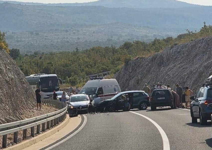u sudaru tri vouzila na putu stolac neum ima povrijedjenih osoba saobracaj obustavljen