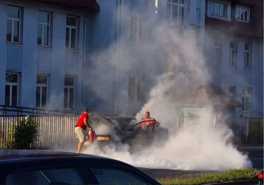 u tuzlanskom naselju solana u neposrednoj blizini bolnice kreka zapalio se automobil gradjani brzo reagovali i spriječili sirenje vatre