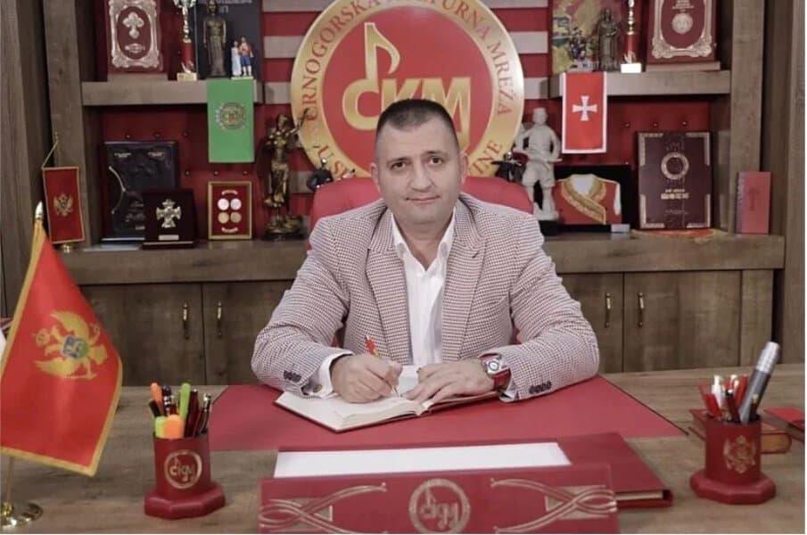 aleksandar damjanovic predsjednik crnogorske kulurne mreze izvinuo se gradjanima bih radi mandicevog postupka nakon smrti ratnog zlocinca mladica