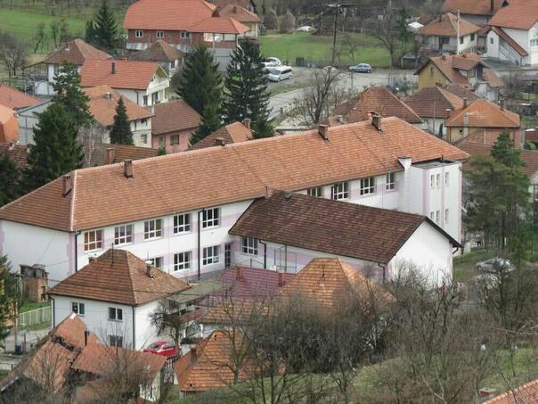 danas je u osnovnoj skoli u gornjoj tuzli doslo do incidenta kada je jedna od ucenica nozem napala drugarice