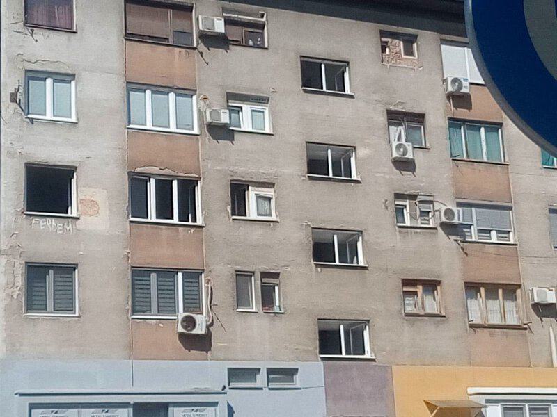 jutros je u jednom od stanova u zgradi u tuzlanskom naselju tusanj izbio pozar koji je lokalizovan brzom intevencijom vatrogasaca nije bilo povrijedjenih osoba