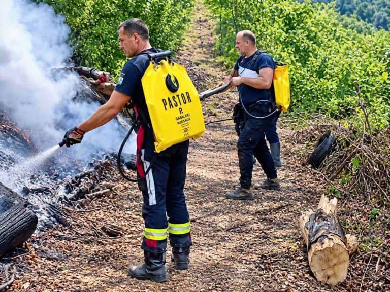 poari u tk ne jenjavaju vatrogasci su u punoj spremi a inemogli su i dobrovoljci koji pomazu u gasenja vatre iz ovog kantona je upucen apel za odobrenje helikoptera i air tractora
