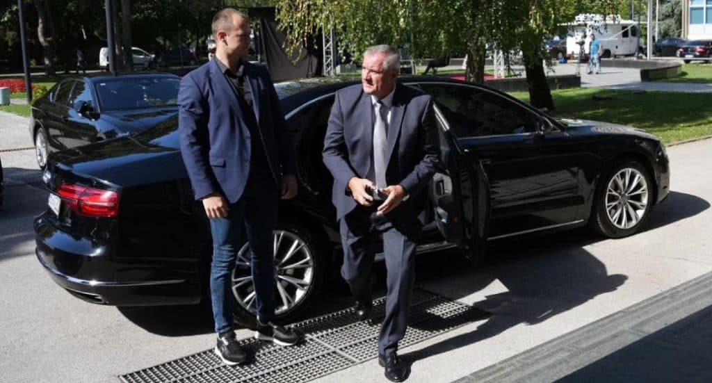 milan vulinovic mike sef obezbjedjenja bivseg premijera vlade rs viskovica osumnjicen da je u slubenom voilu vklada rs prevoio kokain