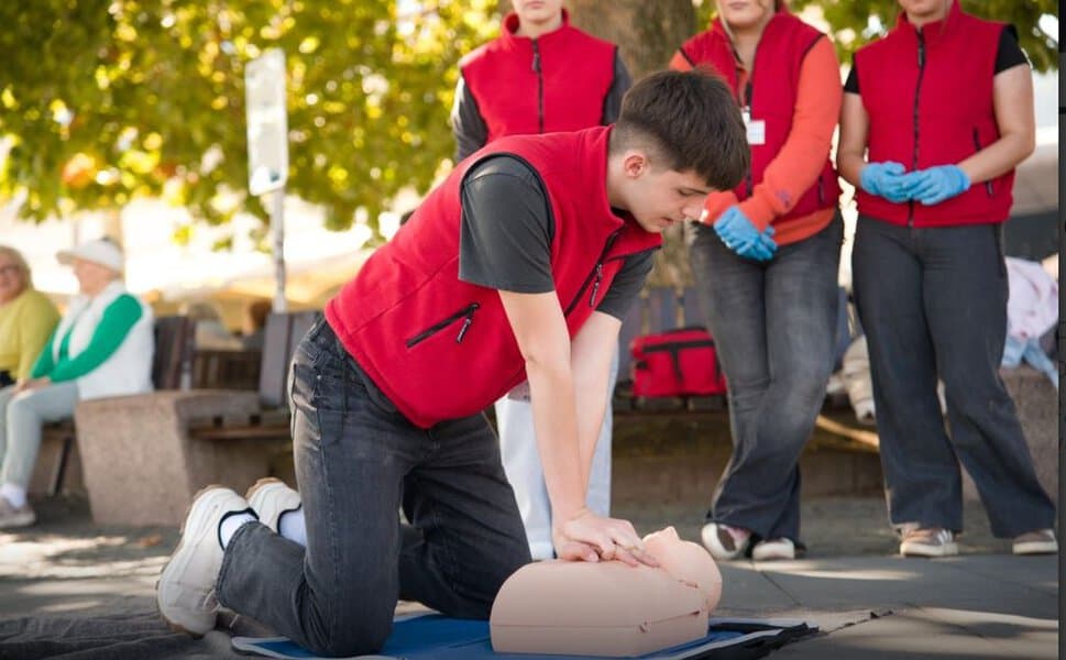 profesori u ucenici srednje medicinske skole na ttrgu slobode u tuzli obiljezili svjetski dan srca