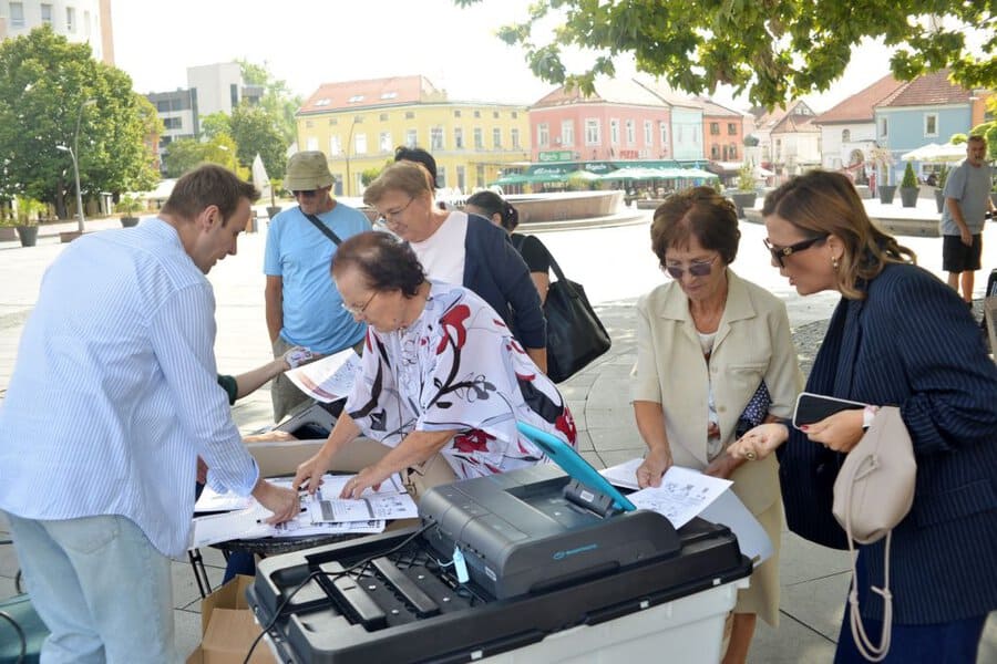 u tuzli je danas na nekoliko lokacuija u razlicitim terminima organizovanu simulaciono glasanje povodom testiranja nove izborne tehnologije pred opce izbore u bih