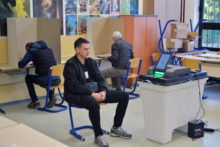 mala izlazznost do 11 sati na opcim izborima u bih manje od 12 posto glasaca obavilo duznost prije 11 h
