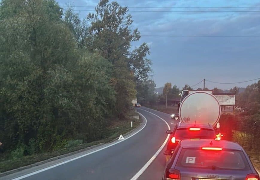 rano jutros u ulanskom naselju husino dogodila se teska saobracajna nesreca u kojoj je auobus sleio sa ceste ima povrijedjenoh osoba
