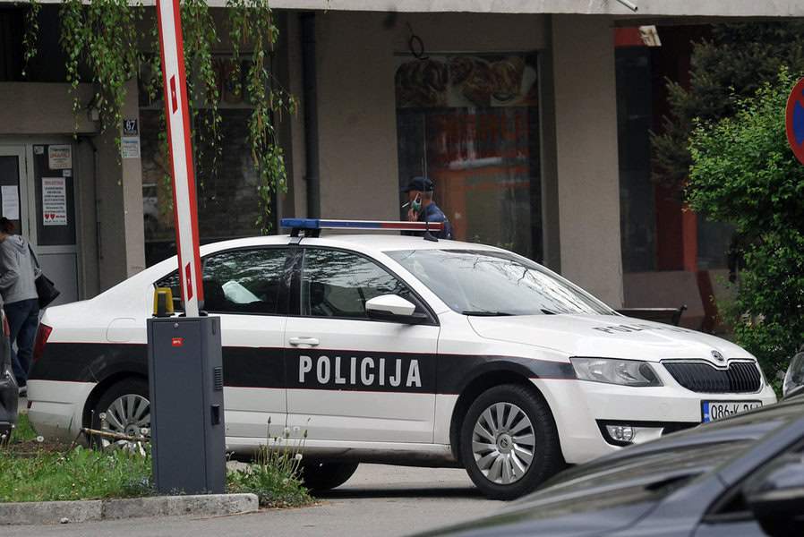 u protekla 24 sata na podrucju tuzlanskog kantona zabiljezene cetiri saobracajne nesrecu jedna osoba zadobila teske tjelkesne povrede