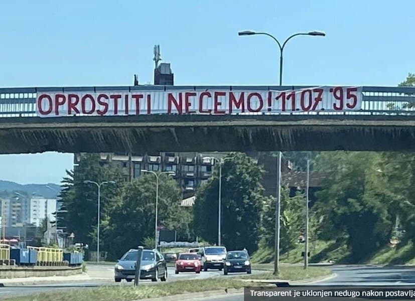 Tuzla: Službenici policije uklonili transparent posvećen žrtvama genocida u Srebrenici po nalogu gradskih službi!