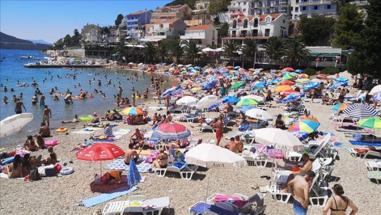 veliki broj gostiju u neumu iznenadjuju gosti iz hrvatske koji zbog visokih cijena u hrvatskoj stizu na bh more