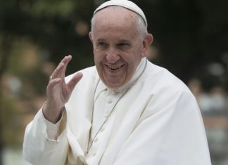 papa franjo 86 rodjendan nagradio troje dobrotvora