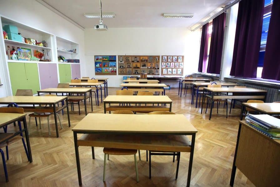 roditelji prijavili ucenika koji je napravio spisak i pored svakog imena nacertao pistolj u os dobosnica kod lukavca