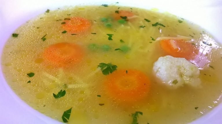 pileca juha idealan je obrok za one koji se oporavljaju od gripe