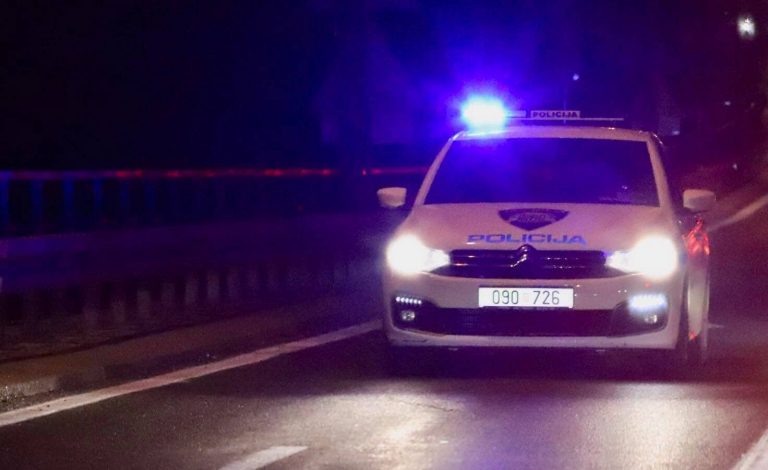 tri osobe su poginule a vise ih je povrijedjeno u teskoj saobracajnoj nesreci koja se dogodila na autoputu karlovac - rijeka u hrvatskoj
