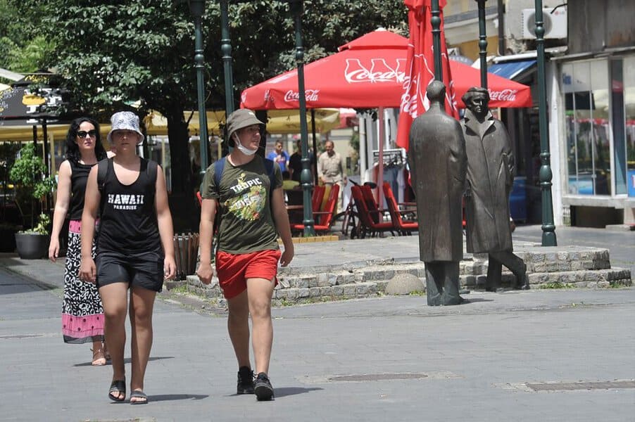 danas u bih ponovo stabolno vrijeme u vecini zemlje suncano ponegdje u poslijepodnevnim satima moguci lokalni pljuskovi temperature i do 30 stepeni