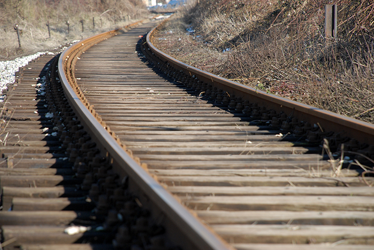 najmanje dvije osobe su poginule kada je putnicki voz u sloveniji naletio na grupu zeljeznickih radnika