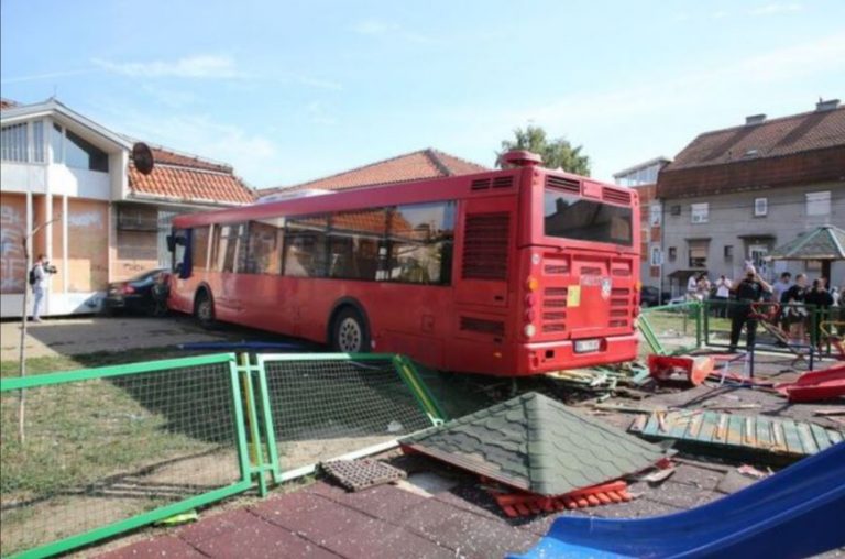saobracajna nesreca autobus djeciji park povrijedjene osobe zemun