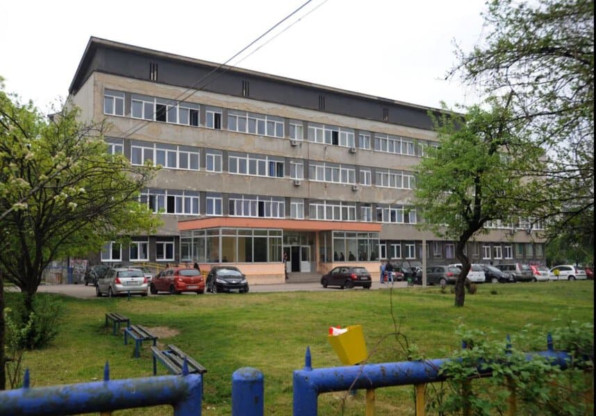 kantonalni sud u tuzli ponistio prvostepenu presudu opcinskog suda i oslobodio optuzbi o zloupotrebi polozaja bivseg direktora i profesore mjesovite srednje saobracajne skole