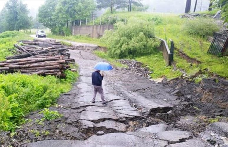 pokrenuto kliziste ostecen put ugrozen stambeni objekat tuzla