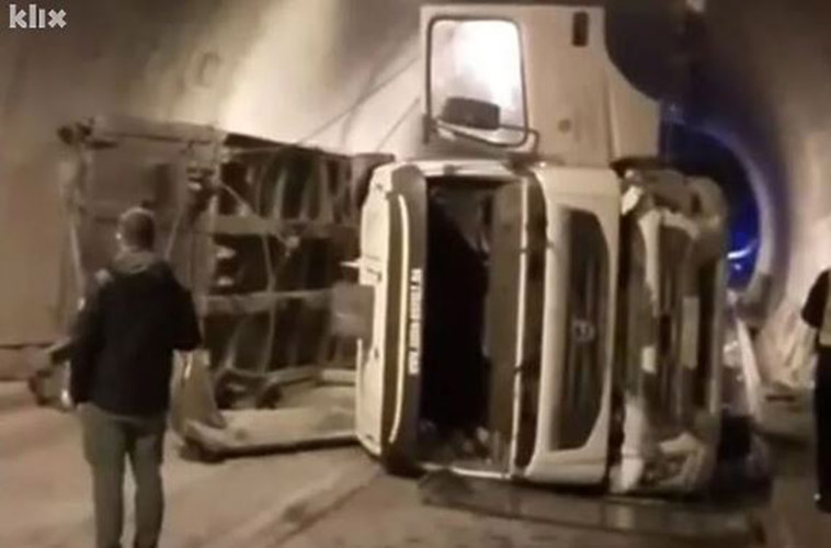 saobracajna nesreca prevrnuo se kamion tunel ivan blokada trajala tri sata