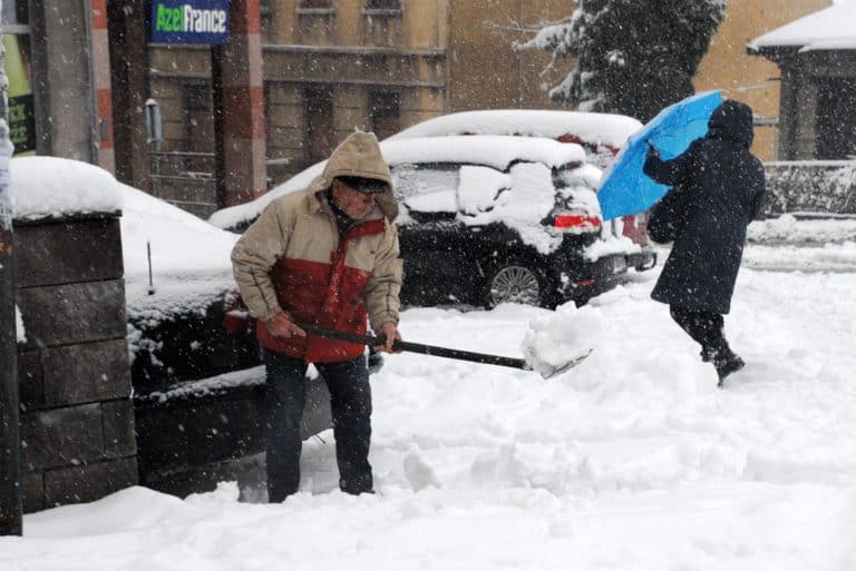 kardiolozi upozoravaju da najobicnije ciscenje snijega moze napraviti problem pogotovoosobama koje inace fizicki nisu aktivne tako da preporucuju oprez pri ovoj aktivnosti