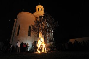 paljenje badnjaka pravoslavni bozic crkva tuzla
