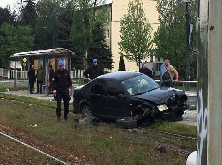 saobracajna nesreca automobil se zabio u tranvajsku stanicu sarajevo