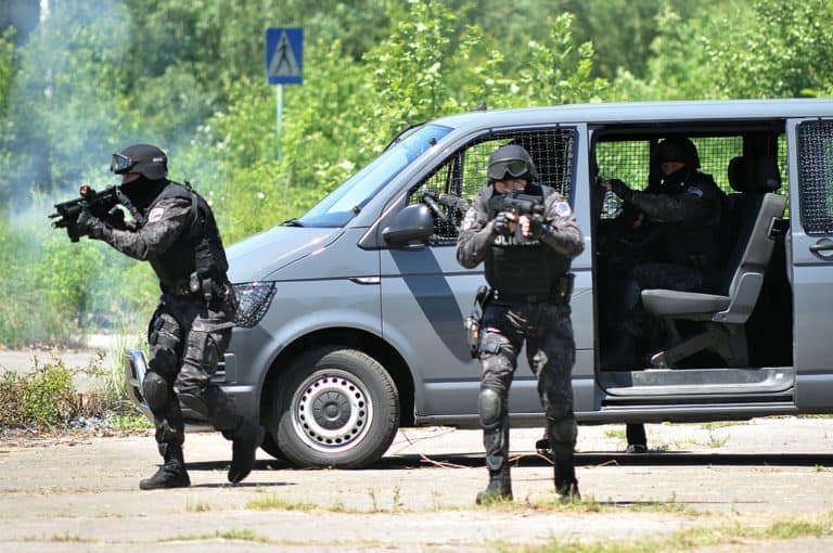 u srebreniku uhapsen muskarac koji je s puskom i metkom u cijevi prijetio sugradkjanima
