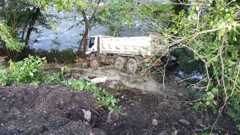 kamion sletio u korito rijeke krivaje kod olova