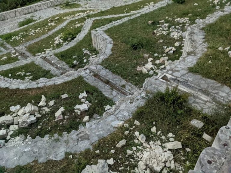 partizansko spomen groblje u mostaru potpuno devastirano inisteno svih 700 ploca
