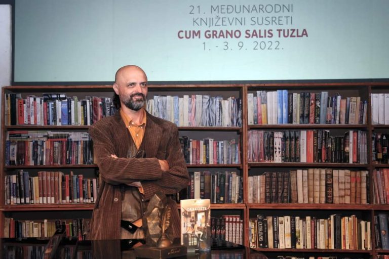 damir karakas dobitnik nagrade mesa selimovic za najbolji roman okretiste u 2021 godini knjizevni susreti cum grano salis tuzla